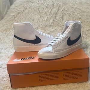 NEW- NIKE BLAZERS WOMENS MID’ 77. SIZE 7